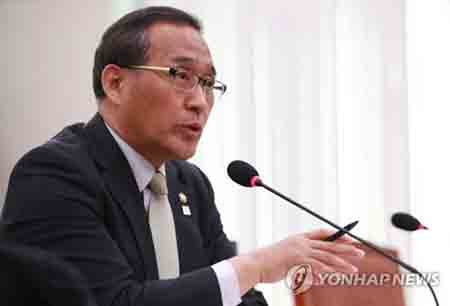 Bộ trưởng Nội vụ Hong Yun-sik.